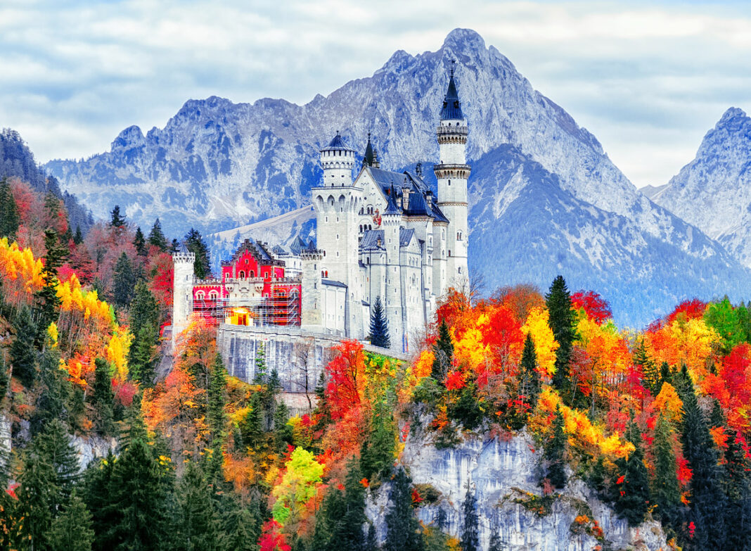 Ein beliebts Ziel bei einem Urlaub in Deutschland, das Schloss Neuschwanstein im bayrischen Allgäu. Aktuell ist die Einreise nach Deutschland aus den meisten Ländern wieder problemlos möglich