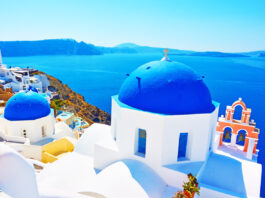 Griechische Inseln: Die blaue Kuppel von Santorini gehört zu den beliebtesten Hotspots der Insel!