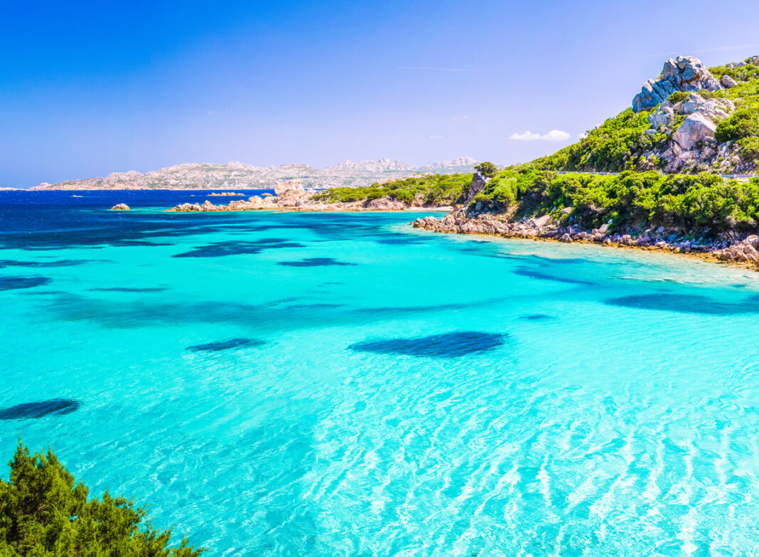 Sardinien hat aufregende Sehenswürdigkeiten wir das türkisfarbene Meer bei der Insel Maddalena