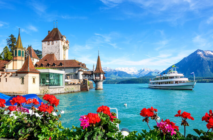 Urlaub in Deutschland, Österreich oder der Schweiz wie hier am Thuner See mit aktuellen Corona Regeln