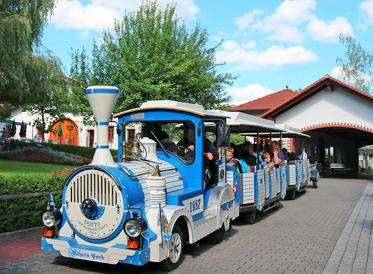 Ein Zug fährt durch den Bayernpark