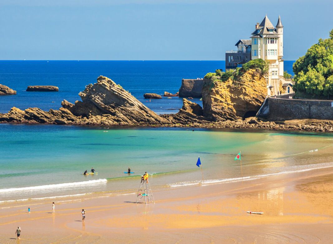 In Biarritz an der Atlantikküste in Frankreichgibt es einen traumhaften Sandstrand